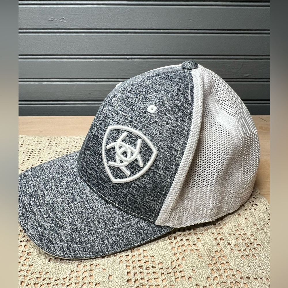 ARIAT Hat Cap Snapback OSFM Gray White Lightweight Embroidered Flex Tech Mesh